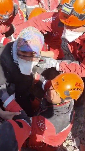 203 Saat Sonra 7 Katlı Bina Enkazının En Dibinden Sağ Çıktılar