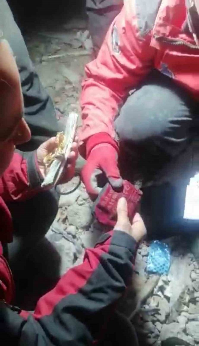 Enkazda Bulunan Yarım Milyon Değerindeki Ziynet Eşyası Ve Para Sahibine Teslim Edildi