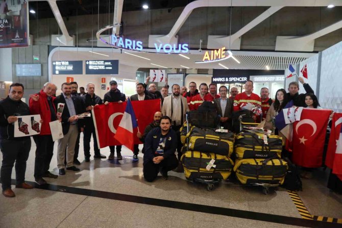 Fransız Arama-kurtarma Ekibi Güllerle Karşılandı