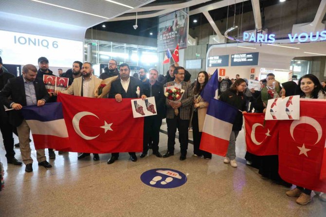 Fransız Arama-kurtarma Ekibi Güllerle Karşılandı