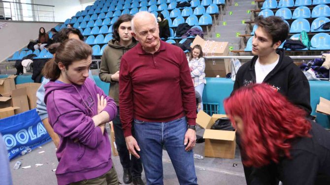 Abd Vatandaşı Depremzedeler İçin Gönüllü Olarak Görev Yapıyor