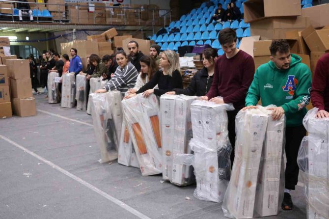 Abd Vatandaşı Depremzedeler İçin Gönüllü Olarak Görev Yapıyor