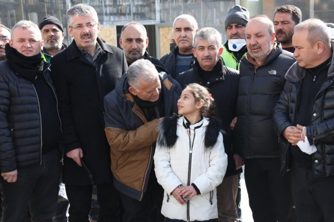 Büyükkılıç: "Kayseri Büyükşehir, Deprem Bölgesinde Temizlik Çalışmalarına Devam Ediyor"