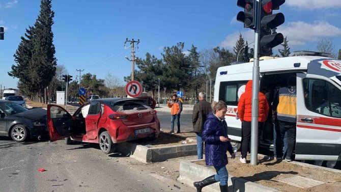 Kırmızı Işık İhlalinin Kazayla Sonuçlandığı Anlar Kamerada: 2 Yaralı