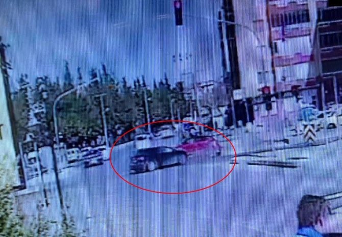 Kırmızı Işık İhlalinin Kazayla Sonuçlandığı Anlar Kamerada: 2 Yaralı