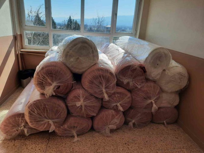 Çocuklar Üşümesin Diye Uyku Tulumları Dikiyorlar
