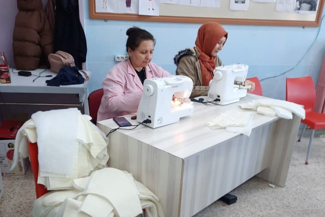 Çocuklar Üşümesin Diye Uyku Tulumları Dikiyorlar