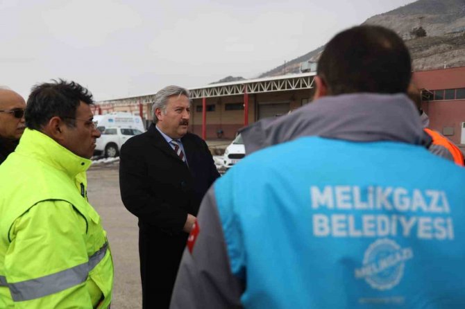 Melikgazi’nin Personel Ve İ̇ş Makineleri İle Kahramanmaraş’a Desteği Devam Ediyor