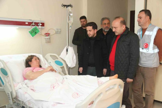 Öz Sağlık-i̇ş Sendikası’ndan Yaralı Depremzedelere Moral Desteği