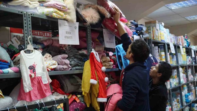 Edirne’ye Gelen Depremzedeler İhtiyaçlarını Ücretsiz Marketten Karşılıyor