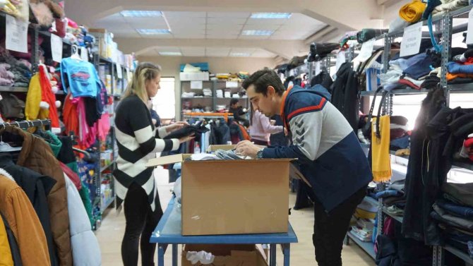 Edirne’ye Gelen Depremzedeler İhtiyaçlarını Ücretsiz Marketten Karşılıyor