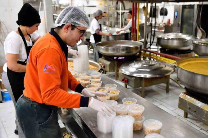 Mersin Büyükşehir Belediyesi 10 Bin 800 Kişilik Yemeği Depremzedelere Ulaştırdı