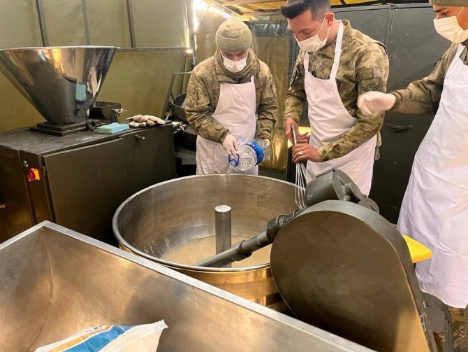 Mehmetçik, Depremzedeler İçin Ekmek Üretimine Devam Ediyor