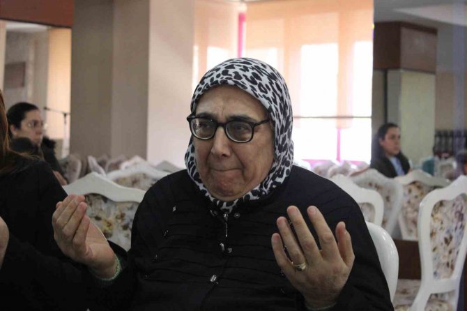 Oğlunun Şehit Aylığıyla Depremzedelere Yemek Hazırladı