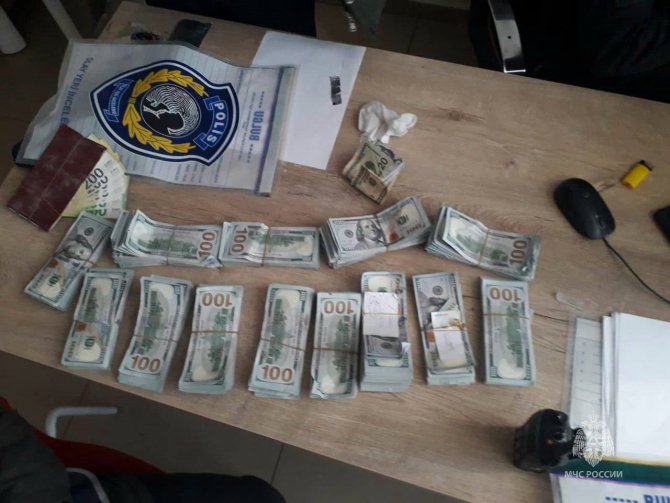Rus Ekip Kahramanmaraş’ta Enkazda Bulduğu 150 Bin Doları Polise Teslim Etti