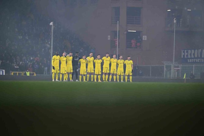 Hakan Çalhanoğlu, ’Türkiye İçin Dua Et’ Yazılı Tişörtle Isınmaya Çıktı