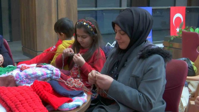 Yaşı Küçük Ama Gönlü Büyük, Kendisi Gibi Depremzede Çocuklar İçin Bere Ve Atkı Örüyor