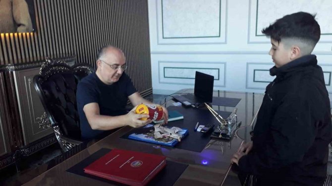 Kendi Küçük Yüreği Büyük, Kumbarasında Biriktirdiği Paraları Depremzedelere Bağışladı