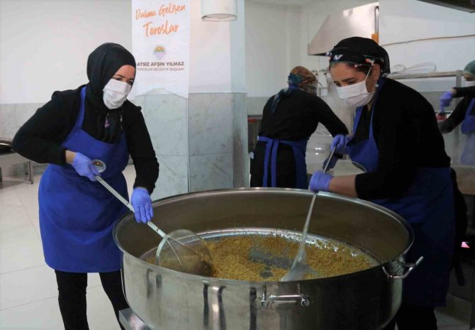 Toroslar Belediyesinden Depremzedelere Sıcak Yemek