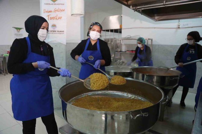 Toroslar Belediyesinden Depremzedelere Sıcak Yemek