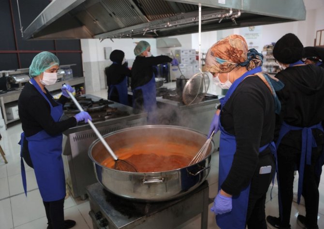 Toroslar Belediyesinden Depremzedelere Sıcak Yemek