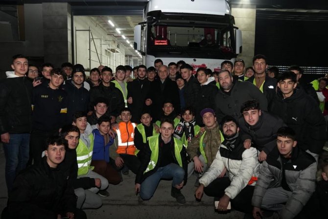 Ümraniye’de 180 Tırlık Yardım Malzemesini Arı Gibi Çalışan Gençler Hazırladı