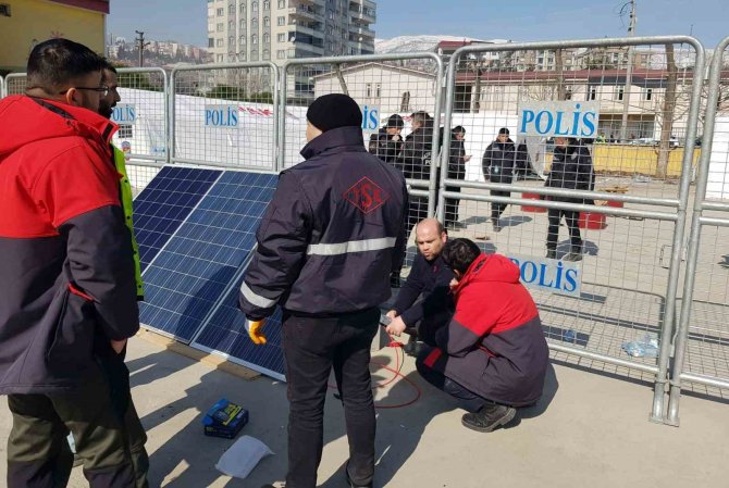 Tse Depremzedeler İçin Güneş Panelleri Kurdu