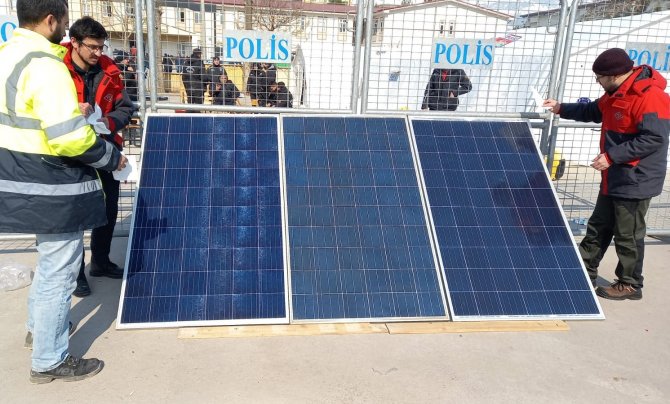Tse Depremzedeler İçin Güneş Panelleri Kurdu