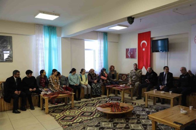 Vali Öksüz, Depremzedelerle Bir Araya Geldi