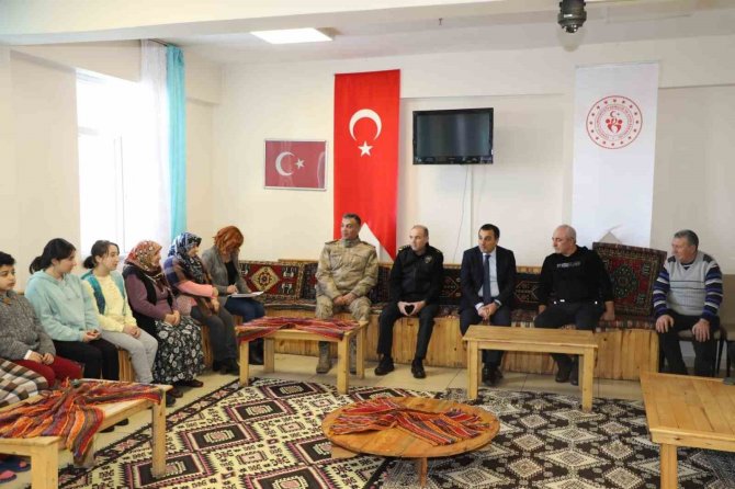 Vali Öksüz, Depremzedelerle Bir Araya Geldi