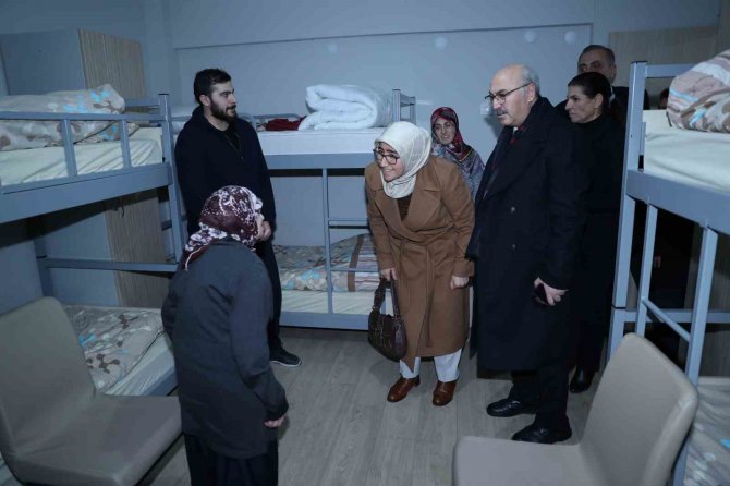Depremzedelerin İ̇zmir’deki Yurtlara Yerleştirilmesi Sürüyor