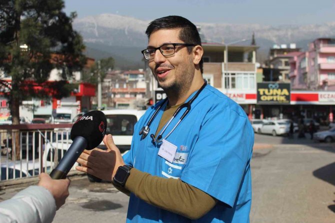 İ̇srailli Hekim, Enkazdan Çıkarılan İki Kardeşi Hayata Döndürdüğü Anları Mutluluk İçinde Anlattı