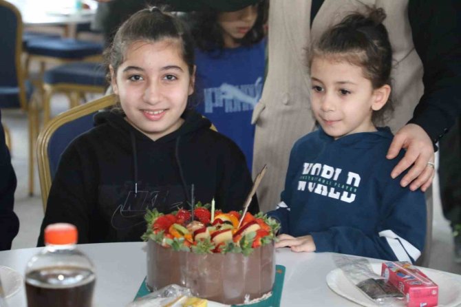Depremzede Yaren’e Doğum Günü Sürprizi