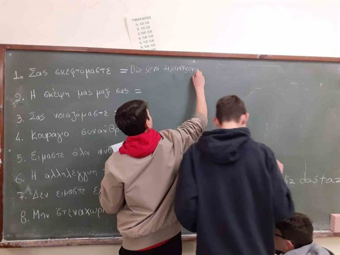 Yunan Lise Öğrencilerinden Türkiye’ye Duygu Dolu Mesajlar: “Geçmiş Olsun Komşular”