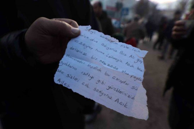 Depremzedelere Parçalanmış Kâğıtla Adeta ’Biz De Paramparçayız’ Mesajı Vermişler