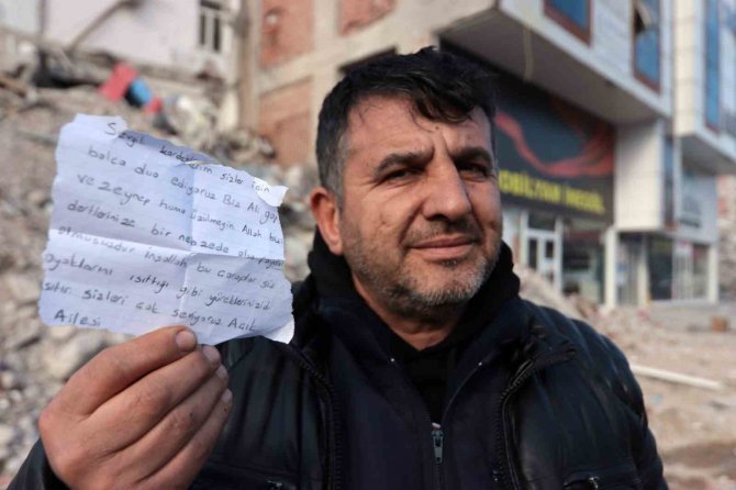 Depremzedelere Parçalanmış Kâğıtla Adeta ’Biz De Paramparçayız’ Mesajı Vermişler