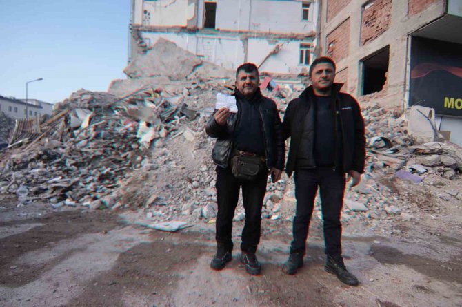Depremzedelere Parçalanmış Kâğıtla Adeta ’Biz De Paramparçayız’ Mesajı Vermişler
