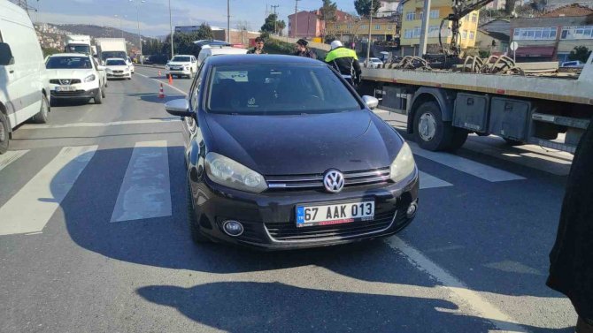 İ̇ki Otomobil Potbaşı Kavşağında Çarpıştı