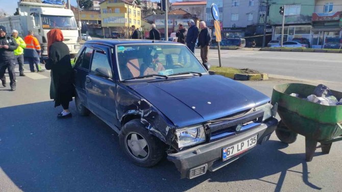 İ̇ki Otomobil Potbaşı Kavşağında Çarpıştı