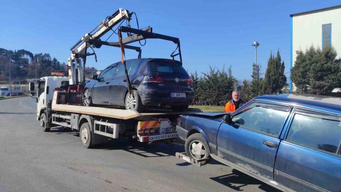 İ̇ki Otomobil Potbaşı Kavşağında Çarpıştı