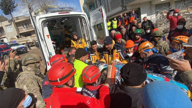 Cemile Teyze 227. Saatte Enkazdan Sağ Çıkarıldı