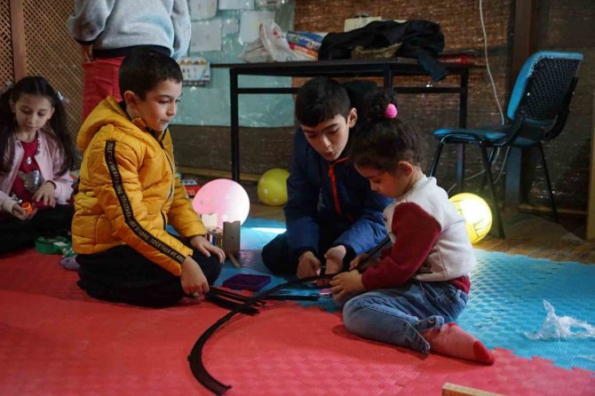 Depremzede Çocukların Travmaları Oyun Alanlarıyla Silinmeye Çalışılıyor