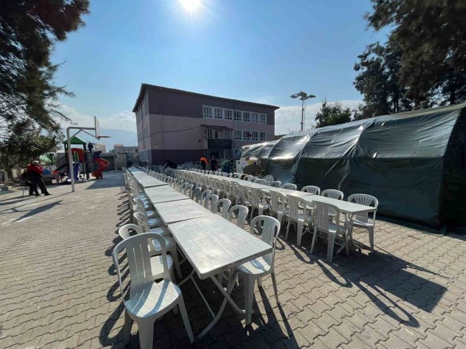 Küçükçekmece Belediyesi’nden Hatay’da Günlük 5 Bin Kişiye Sıcak Yemek Desteği