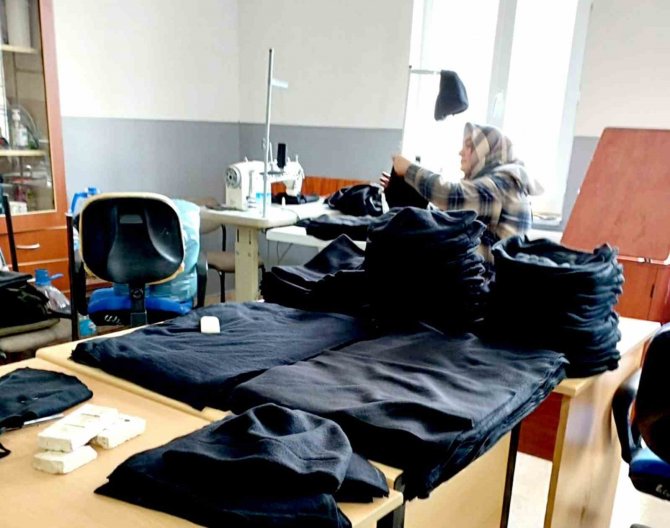 Afetzedeler İçin Uyku Tulumu Üretiyorlar