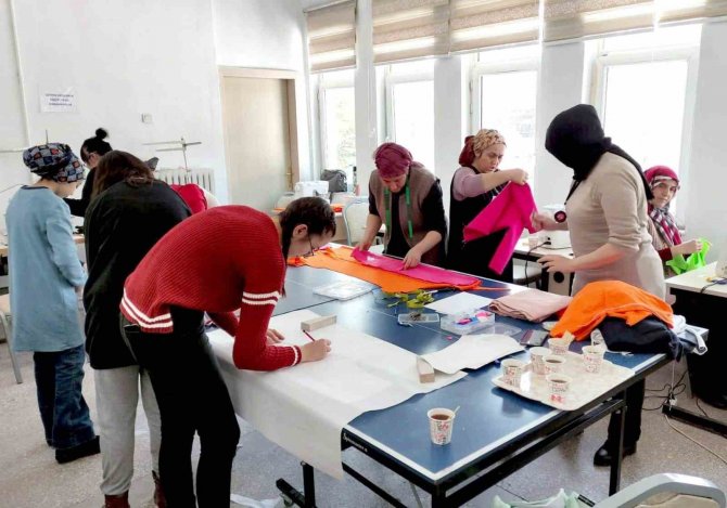 Afetzedeler İçin Uyku Tulumu Üretiyorlar