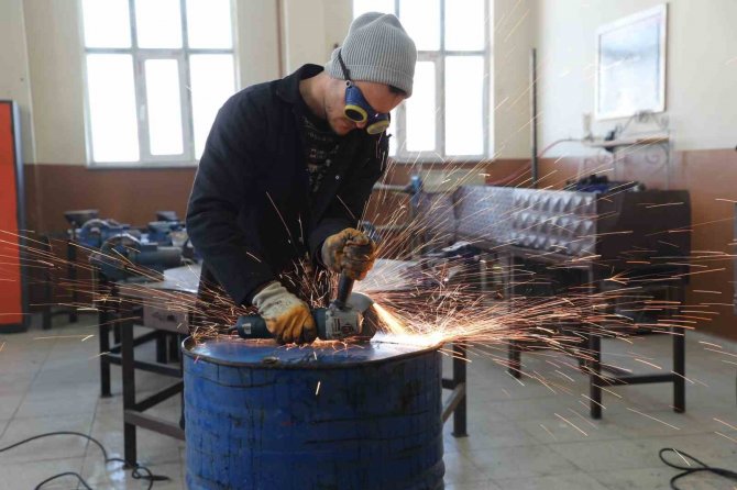 Ağrılı Öğrenciler Soba Ve Hijyen Malzemesi Üreterek Afet Bölgesine Gönderiyor