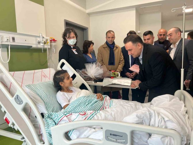 Ak Parti’li Baybatur’dan Yaralı Depremzedelere Hastanede Ziyaret
