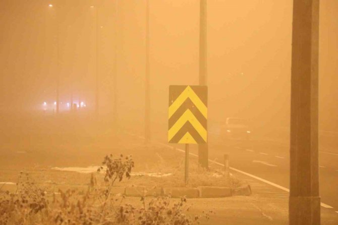 Aksaray’da Yoğun Sis Görüş Mesafesini 10 Metreye Kadar Düşürdü
