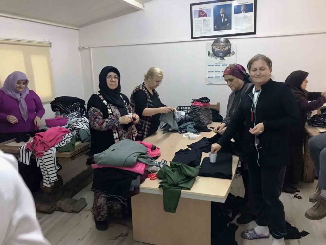 Altınovalı Kadınlar, Depremzedelere Pijama Dikti