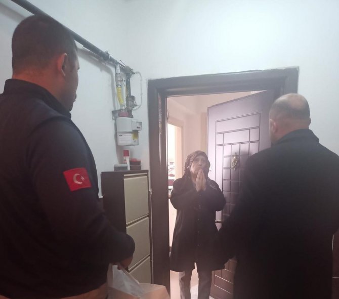 Belediye Ekipleri Evlere Yerleşen Depremzede Ailelerin İhtiyaçlarını Belirliyor